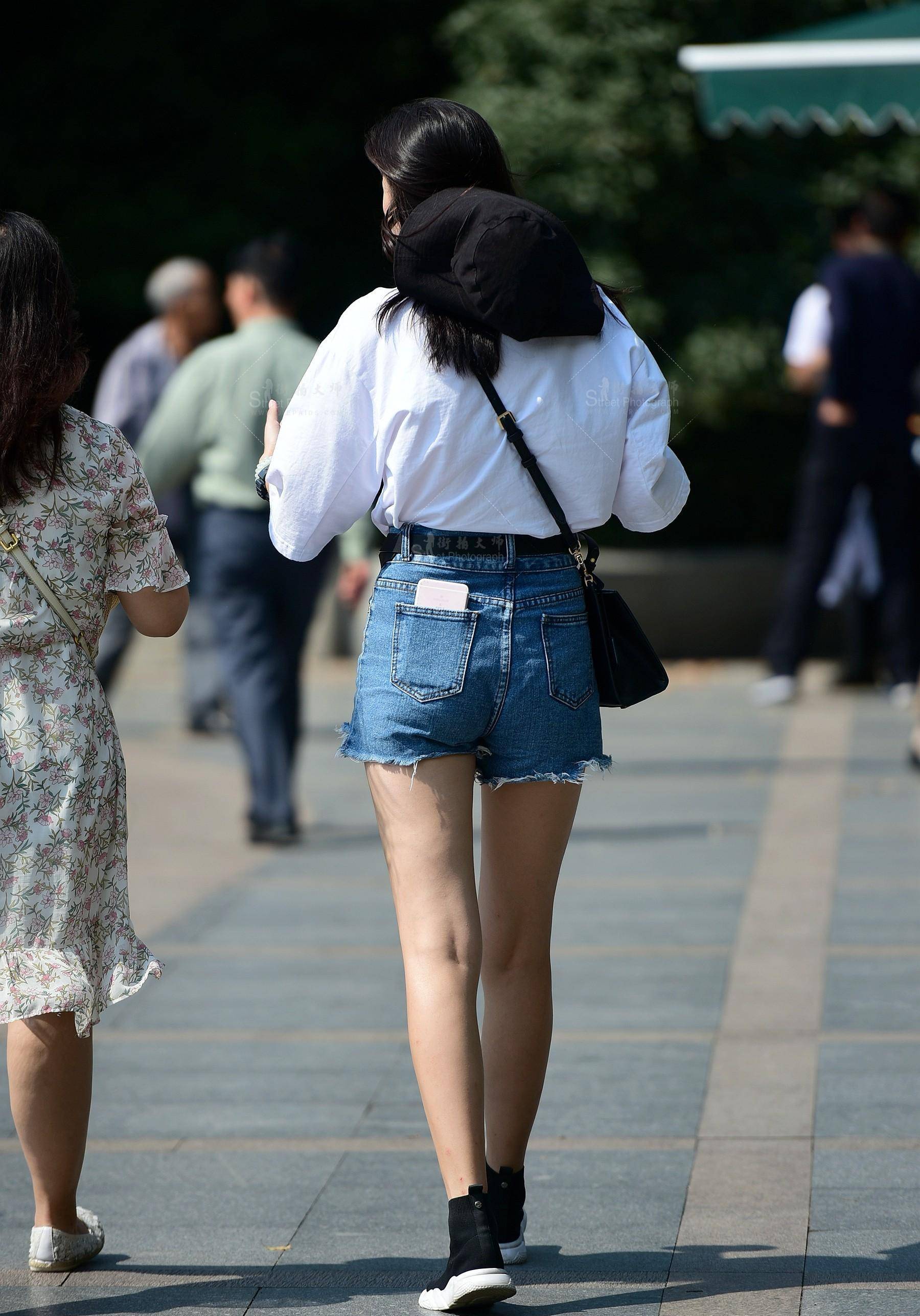 街拍:t恤的时尚穿搭,清纯靓丽的美少女令人目不转睛_白色_蓝色_运动