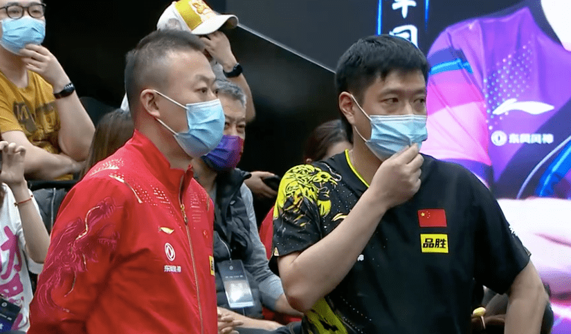 孙颖莎夺冠李隼颁奖杯!