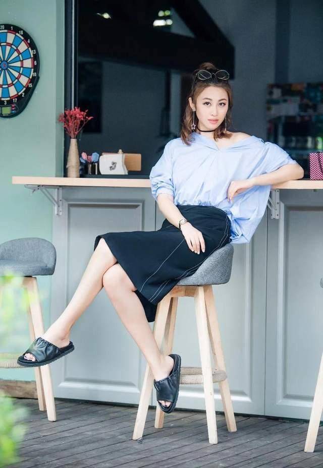 李焕英说得够多了,那个整天和李焕英对着干的王琴,到底什么样呢_贾玲