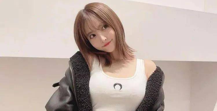 三上悠亚扮火辣红色小恶魔,胸前挖洞泄超凶弧形引围观_造型_网友_穿着