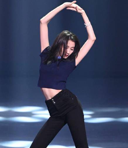 关晓彤露脐装大秀平坦腹肌,造型又帅又炸,网友:鹿晗舍得?