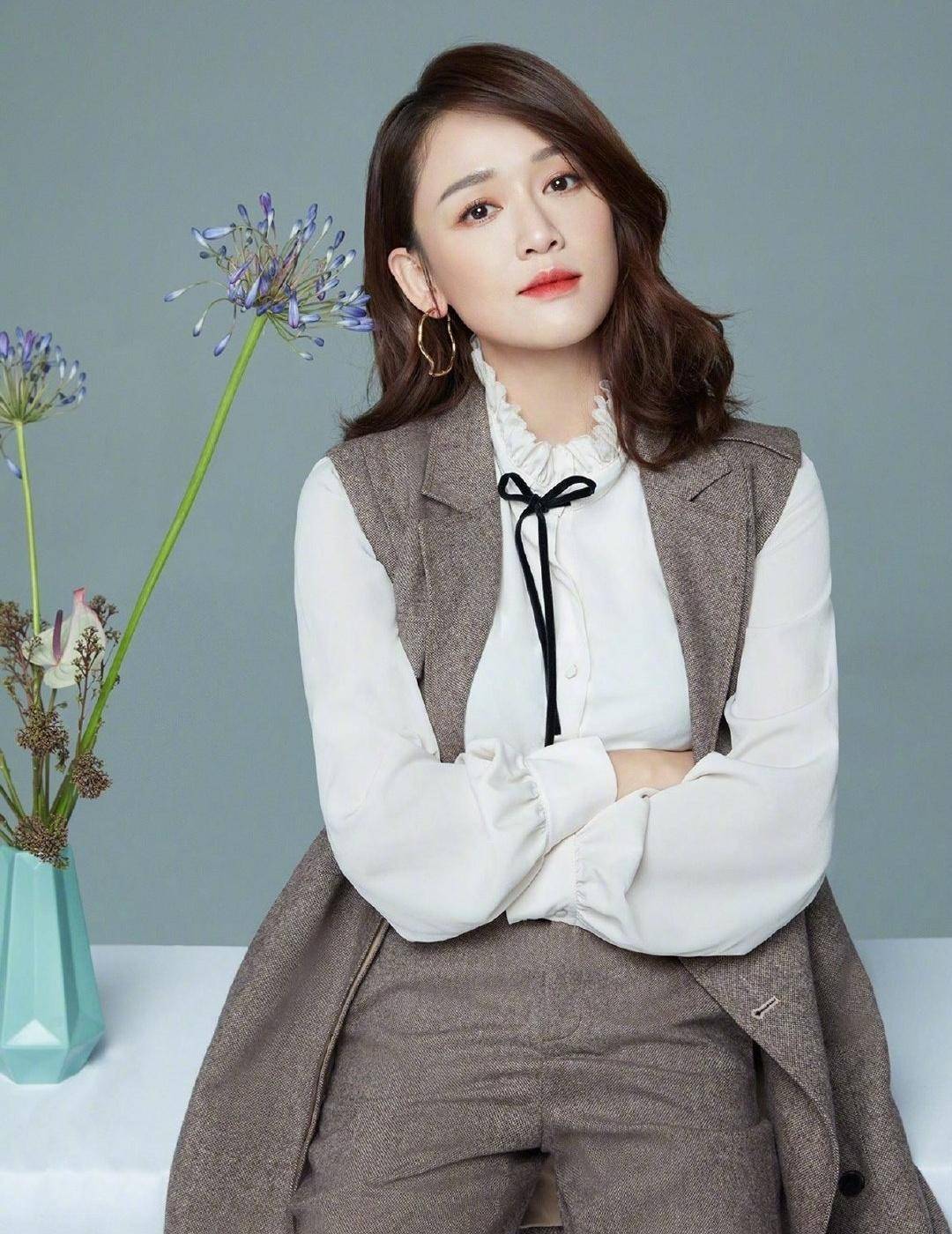 陈乔恩换上甜美的齐刘海,把老花裙穿出少女感,真不愧是东方不败_时尚