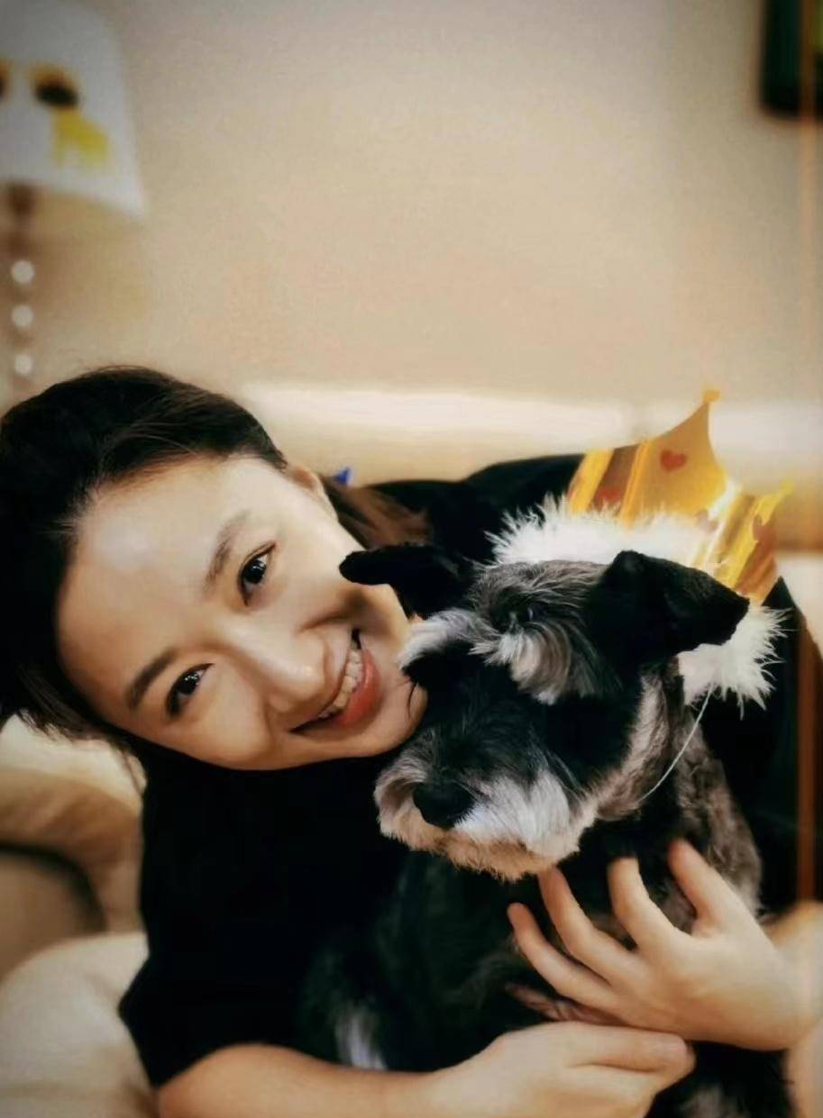 《狂飙》:剧中憨憨的小虎,现实中的妻子太漂亮了_孙岩_强哥_高启