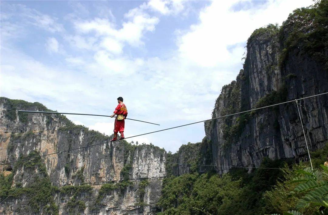 "高空王子"阿迪力:走钢丝的人,一生在攀登_达瓦孜_杂技_上海