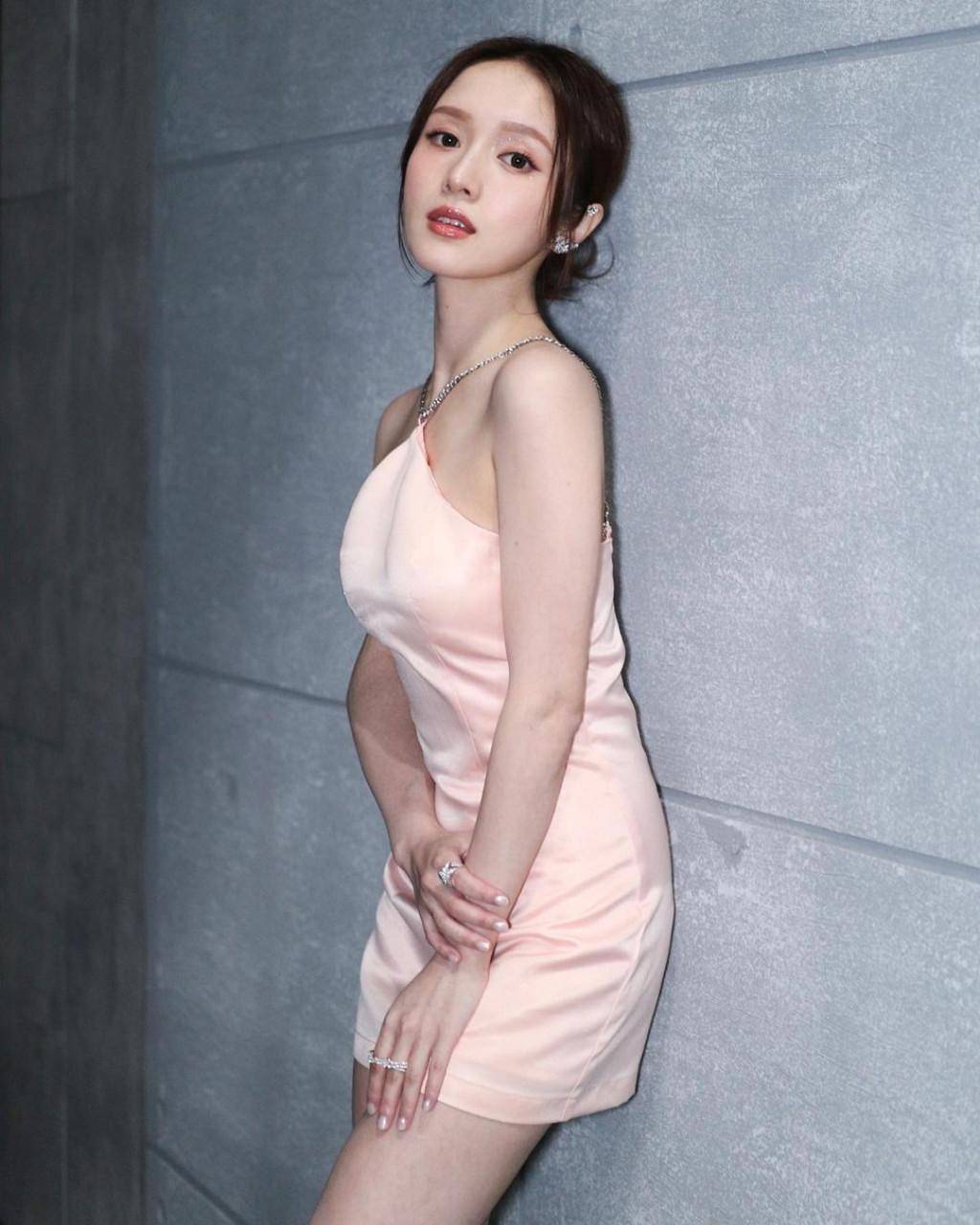 tvb萌妹小花新剧扮丑很敬业,私下是富家千金,毕业就收千万豪宅_邝洁楹