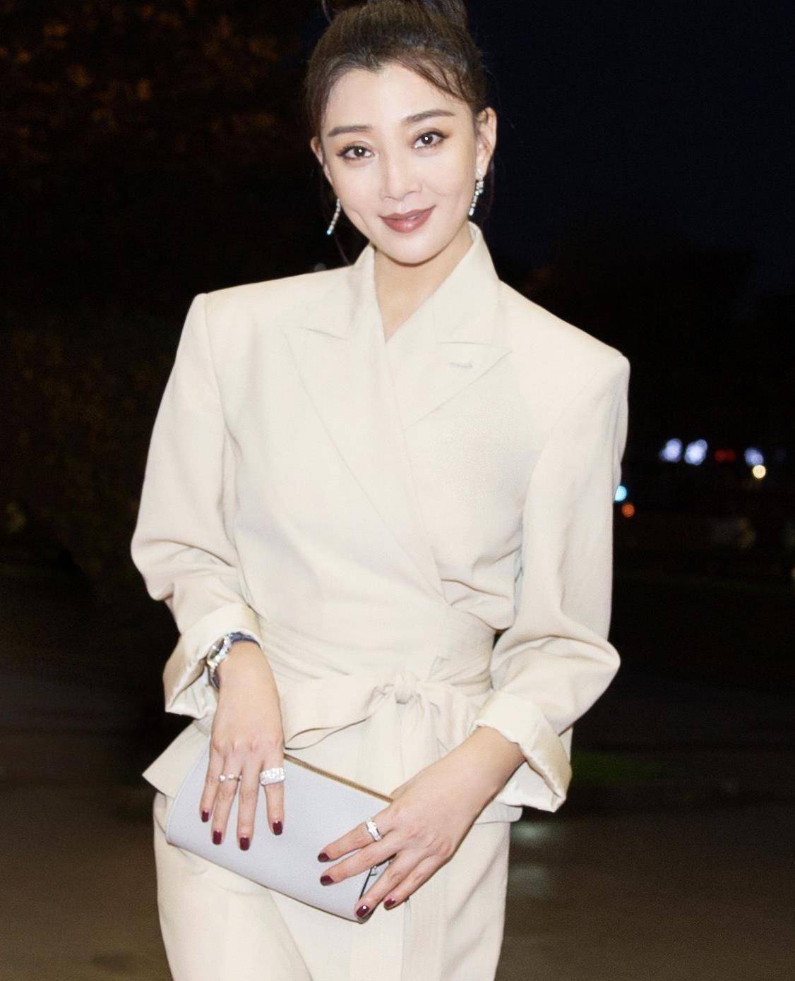 殷桃一身白色穿搭优雅高贵,随性时髦,增添甜美气息减龄效果_设计