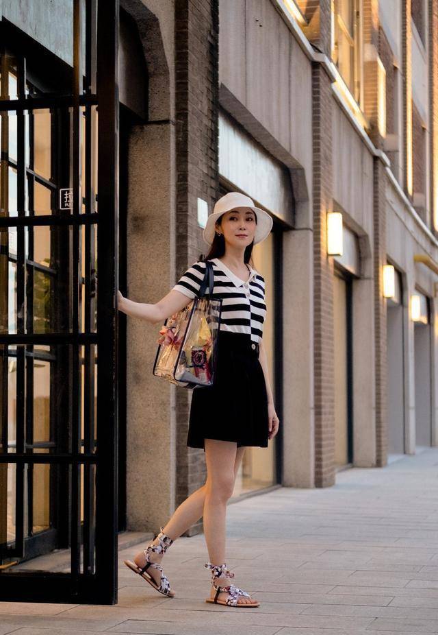 万绮雯近照曝光,穿短裙搭绑带鞋太年轻,49岁最美部位依旧是腿_线条