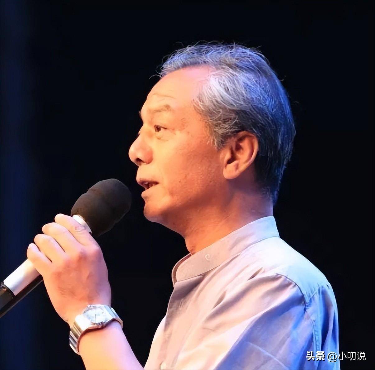 央视初代主播薛飞:巅峰时出国摆地摊,晚年回国教书,儿子是演员