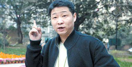 时隔20余年三德子赵亮与张国立两人同框,今靠养鸡身价上亿成富豪_小