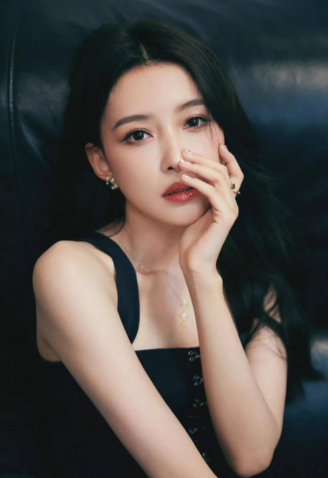 穿牛仔短裤的孙怡实在是太美了,不愧是娱乐圈中的腿精