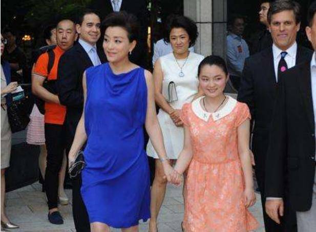杨澜20岁女儿罕曝光,长发飘飘穿短裤长腿吸睛,而丈夫颜值差太远_吴征