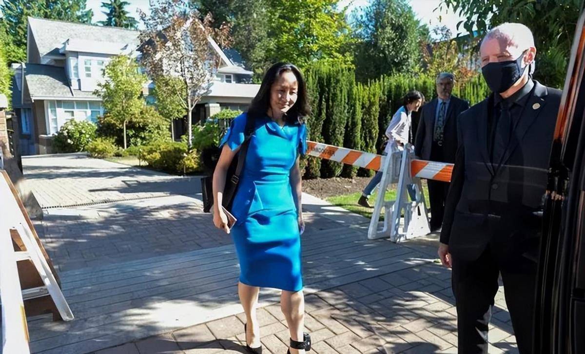 讲到这里,估计又会有很多人说孟晚舟全都是大牌当然气质了,错,衣服都