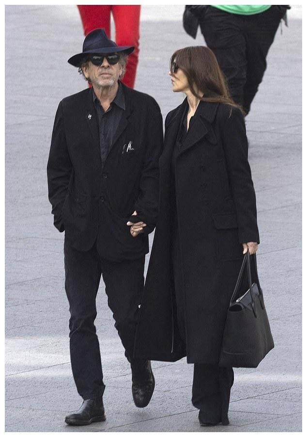 timburton和monicabellucci手牵手走在西班牙马德里,两人很幸福.