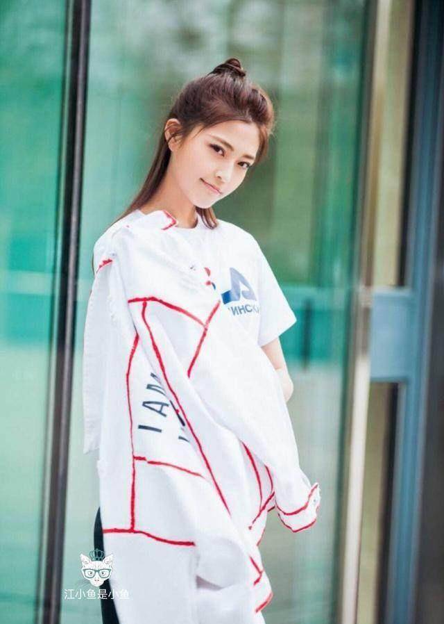 《废柴兄弟》艾玛玩起时尚跨界,真腻害,这穿搭也太美了_王妍之_元素