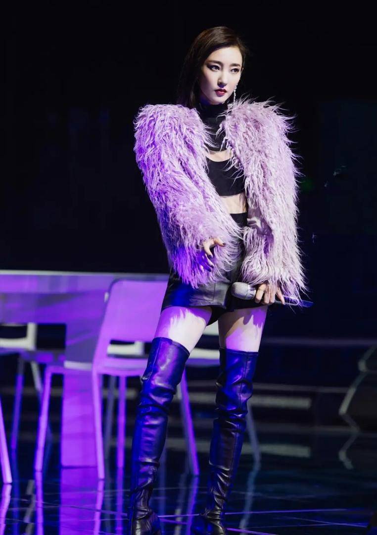 "素颜女神"王丽坤:紫衣皮裤里藏"高段位"爱情,清纯撞上欲望_乔振宇