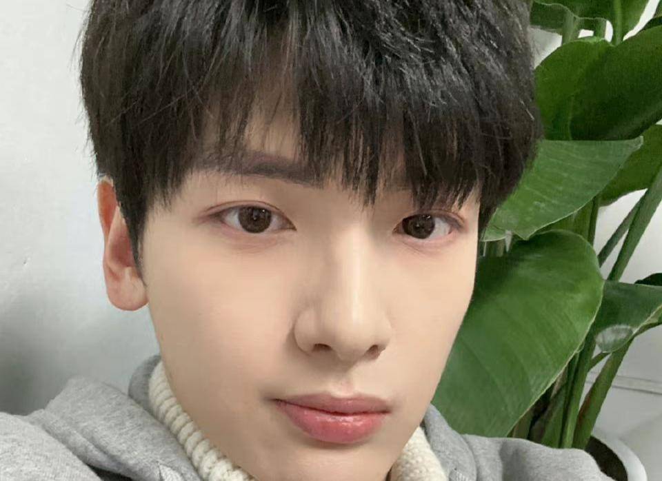 随着翟潇闻恋情曝光,其感情史被扒出,私联站姐,与女爱豆谈恋爱_蒋申