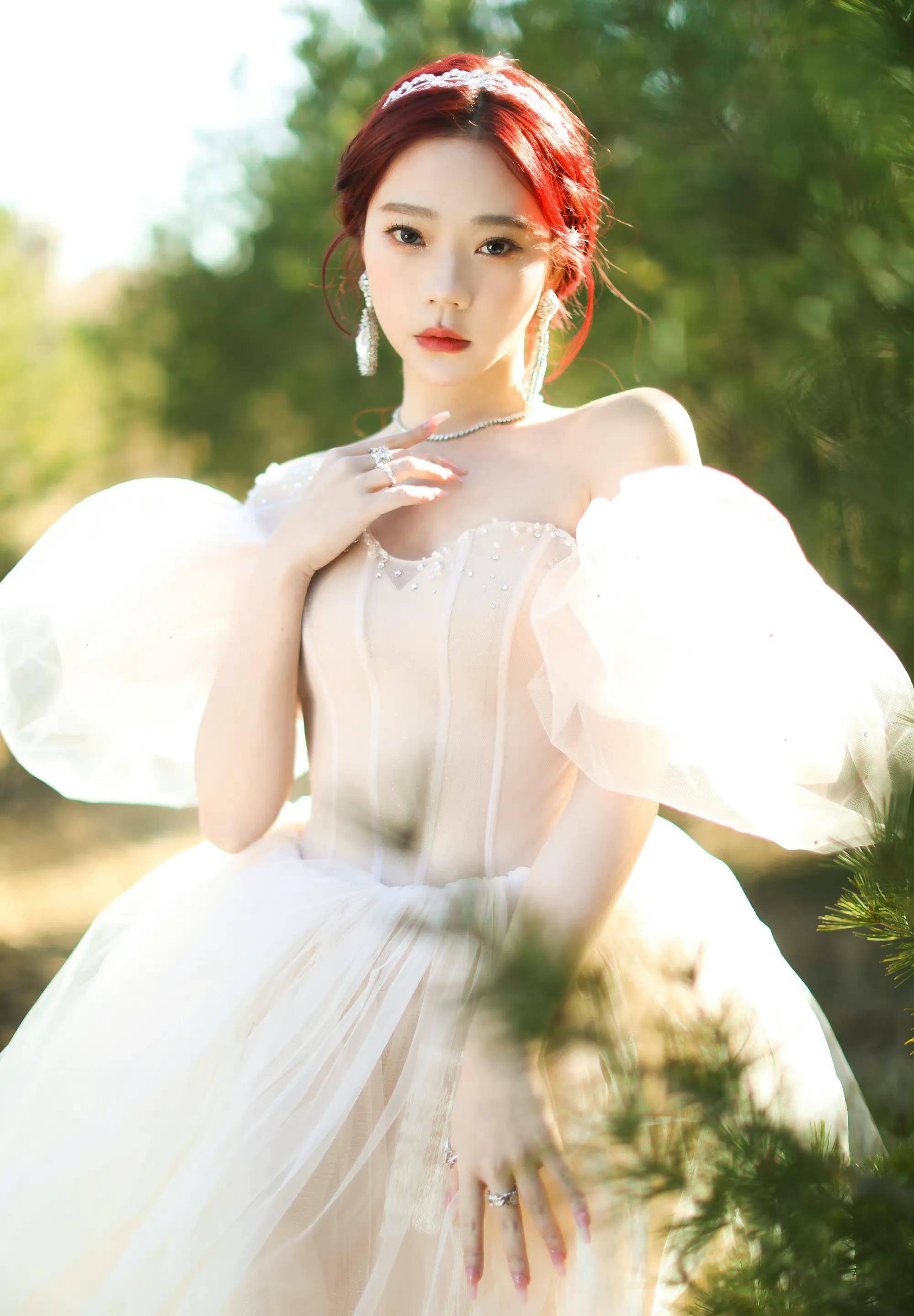 最新时尚盛典红毯:毛晓彤于文文性感撩人 程潇美背迷人 刘些宁仙气