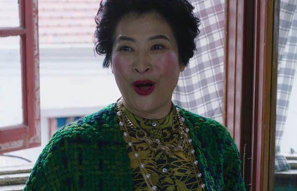 薛甄珠是罗子君的母亲,小市民气十足,把嫁得好的女