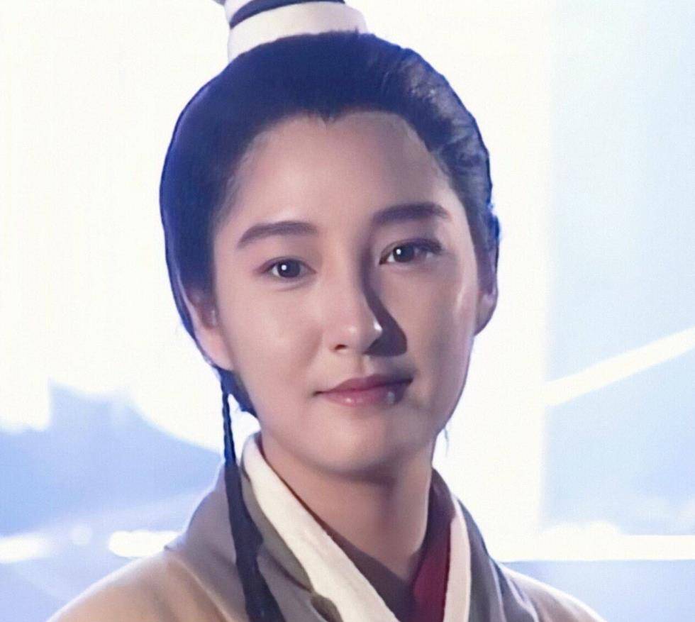 号称赤练仙子,以赤练神掌,冰魄银针,一把拂尘走江湖.