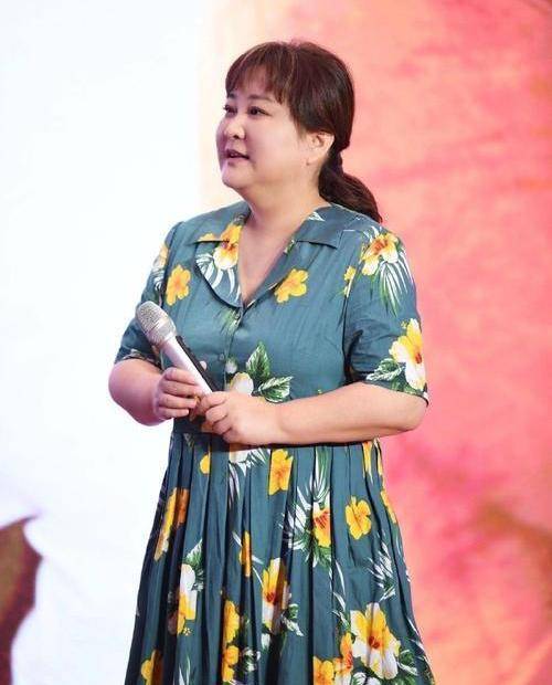 贾玲罕见穿紧身裙,一身黑裙不惧暴露真实身材,微胖却从容自信_衣服