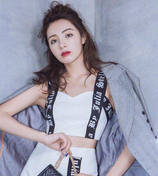 麦迪娜晒腹肌照,近况40天恢复小蛮腰,和姜潮3年抱俩身材仍火辣_孩子