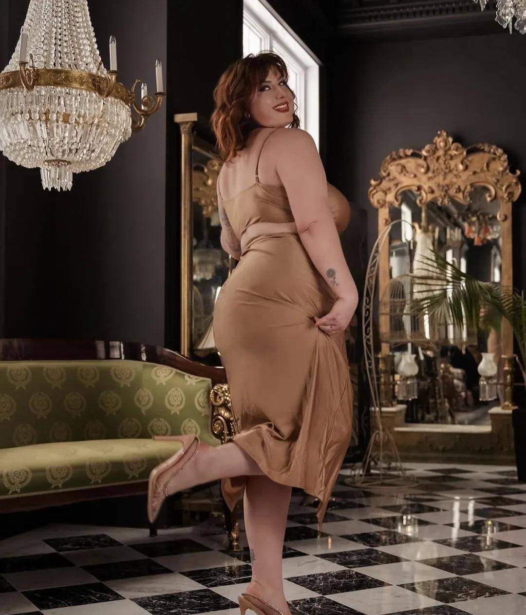 丰腴的美人,法国大码模特:chloestlaumtl_女人_因为_身材