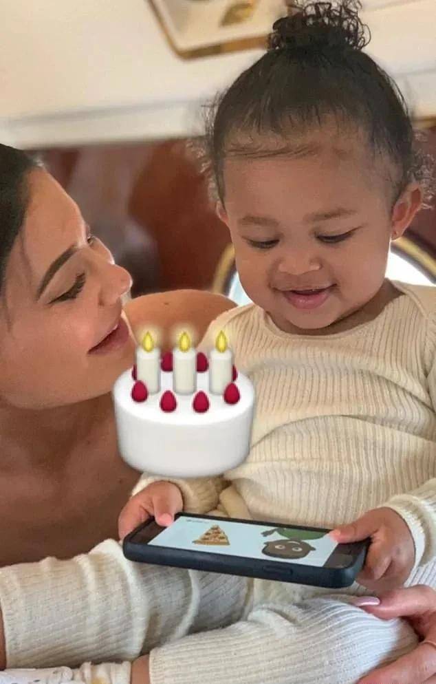 28岁的说唱歌手travis scott特意选择了凯莉和女儿在一起的温馨照片