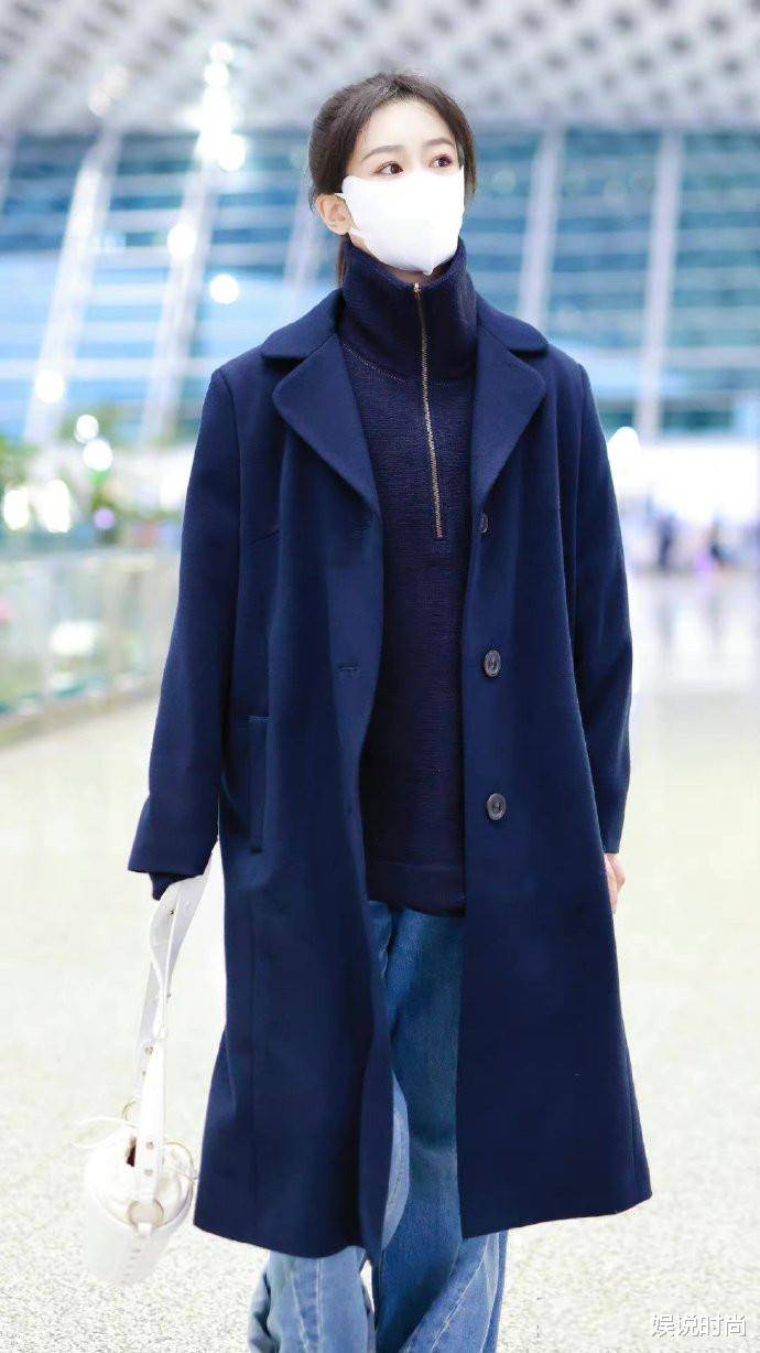 杨紫私服穿搭有技巧,深蓝色毛呢大衣搭配牛仔裤,高级有品位_毛衣_气质