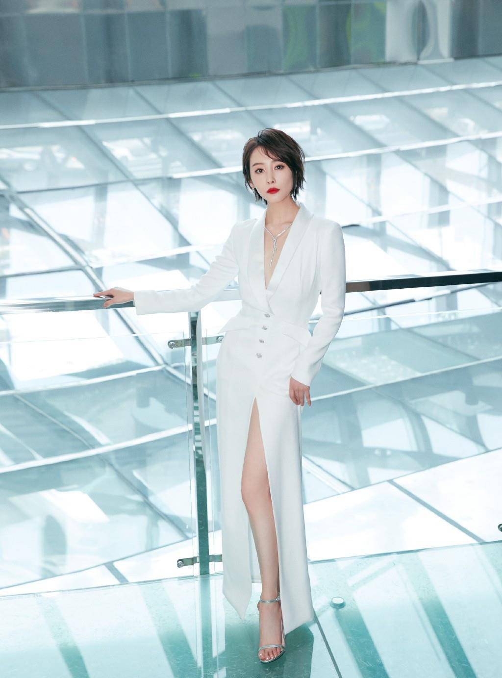 "司理理"现代装太美了,一袭v领西装裙秀美腿,转身后更是惊艳_李纯