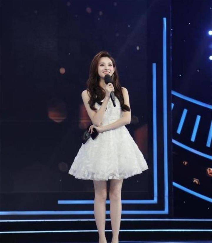 曾在18岁走秀时泳裤掉落,却淡定走完全场,霸气回应:谁爱看谁看_马凡舒