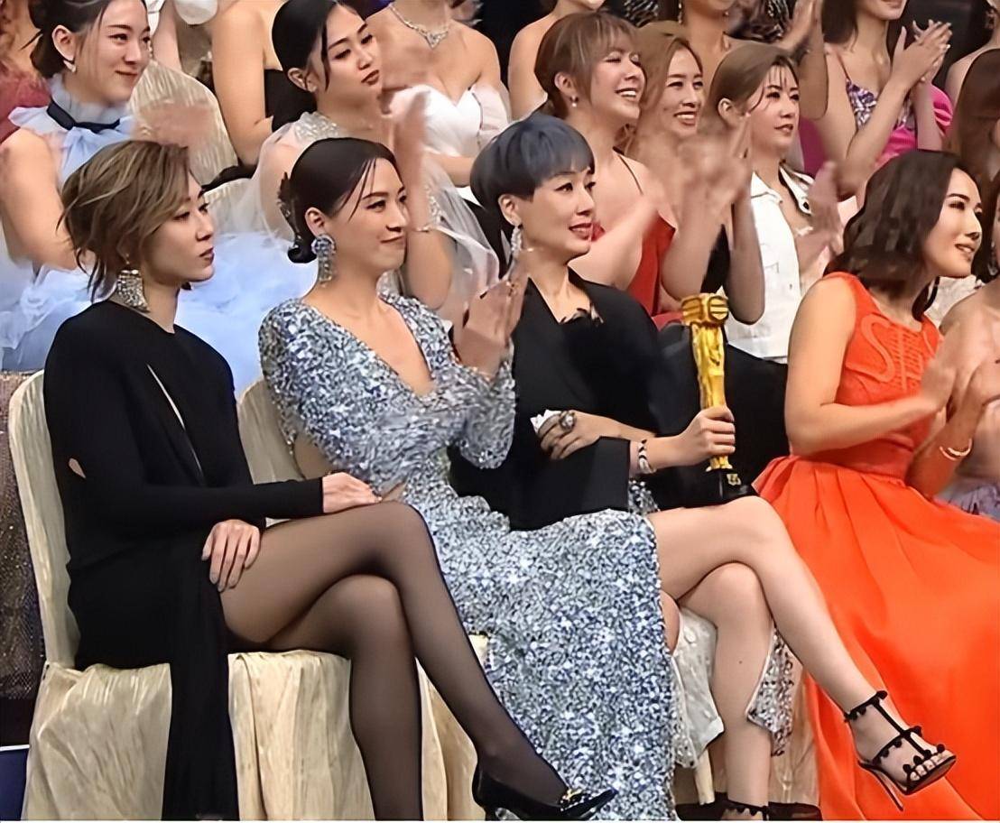 41岁胡定欣穿黑丝现身颁奖礼,陪跑后当场黑脸,拒绝鼓掌一脸不爽_奖项