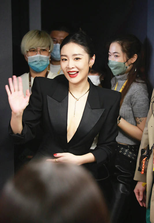 高叶穿真空西装走红毯,被倪妮的低胸装抢镜,张天爱一身黑 .