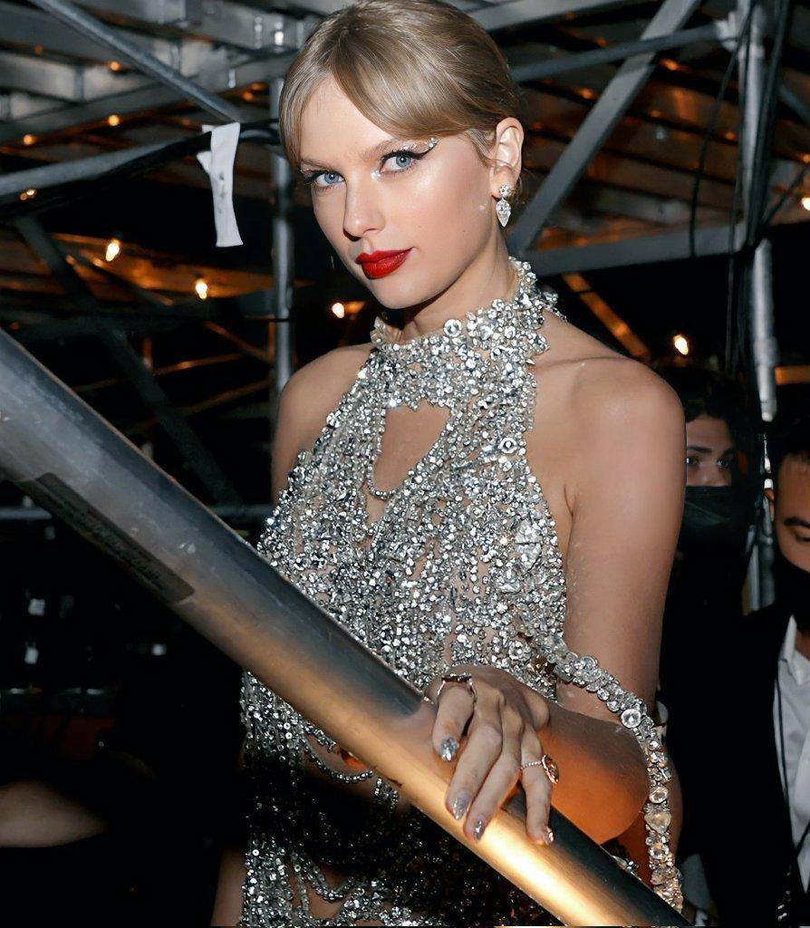 33岁天后霉霉颜值爆棚,身穿一款珍珠流苏裙,粉丝都担心她走光_造型