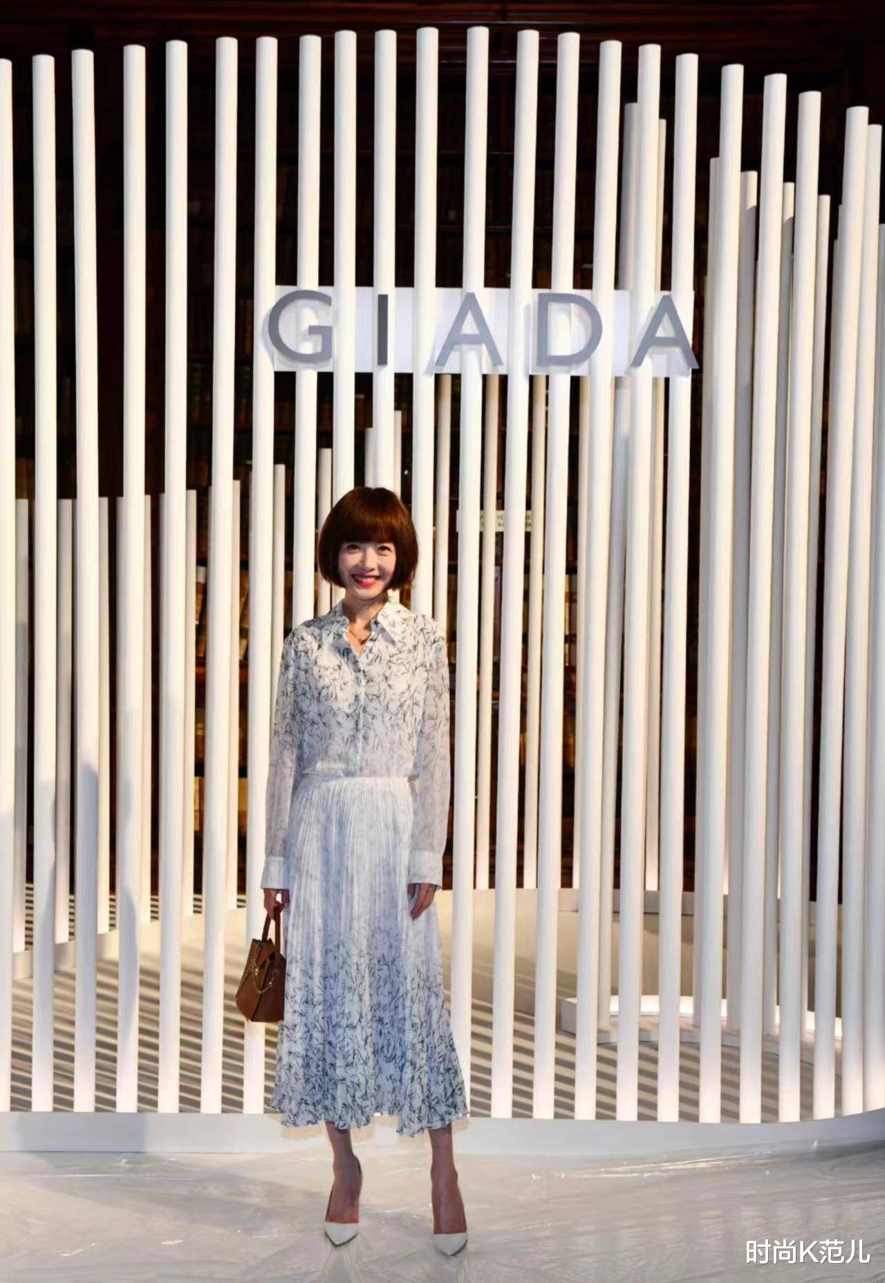 陈鲁豫米兰时装周看秀,穿一身清新碎花裙,看不出52岁了!