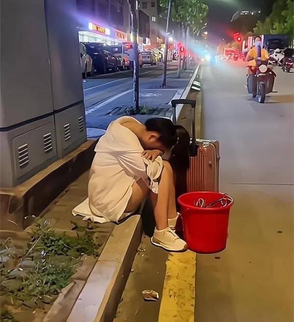 女子找不到工作流浪街头,9块钱的单价看不上,提着红桶到处跑_工资