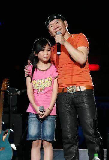 对于网络上赵传与大陆老婆分手的传闻,赵传表示,与妻子分隔两地,目前