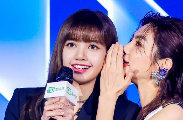 没有想到在蔡徐坤和lisa站在一起居然会这么般配,而lisa也是刚刚开通