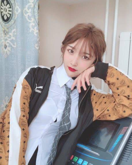 艾比总算放弃女装,当他穿回男子装后:对不起王一博,我变心了_女生