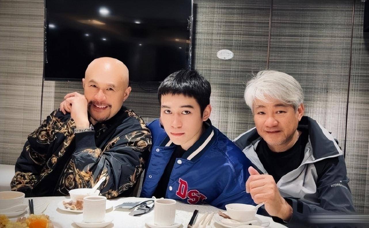 儿子剑眉星目颜值扎眼,老婆扎冲天揪超个性_许飞_尹扬明_父亲