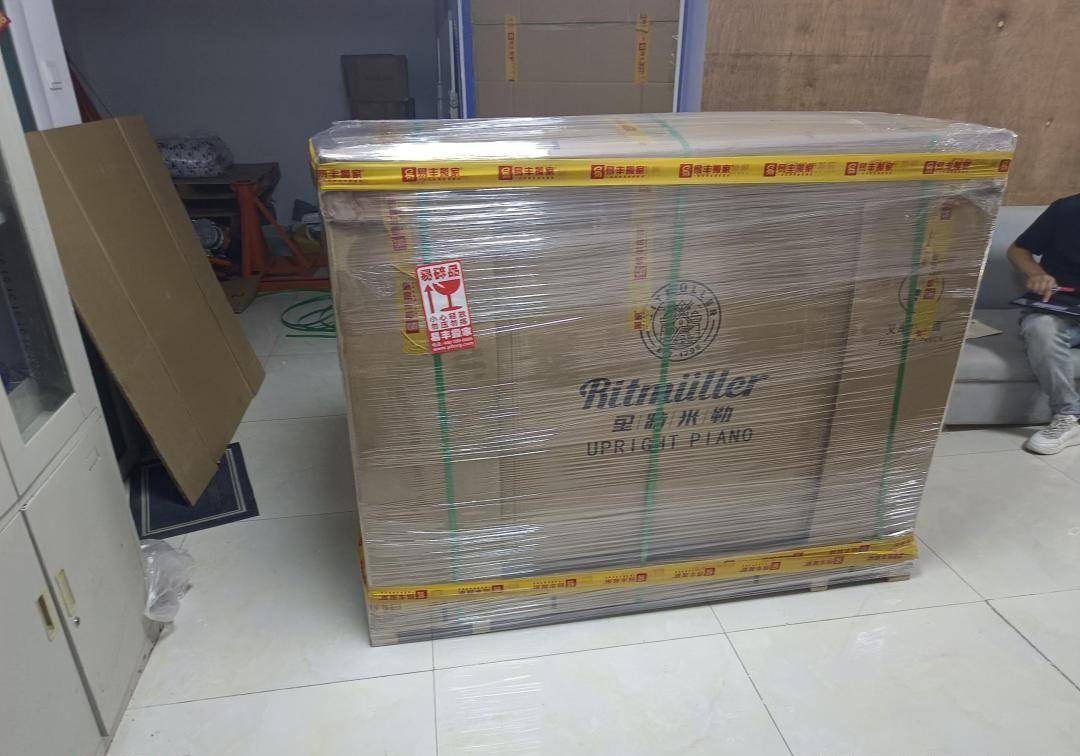 来定制打包材料,使用毛毯,气泡膜,缠绕膜等对三角钢琴进行包装防震