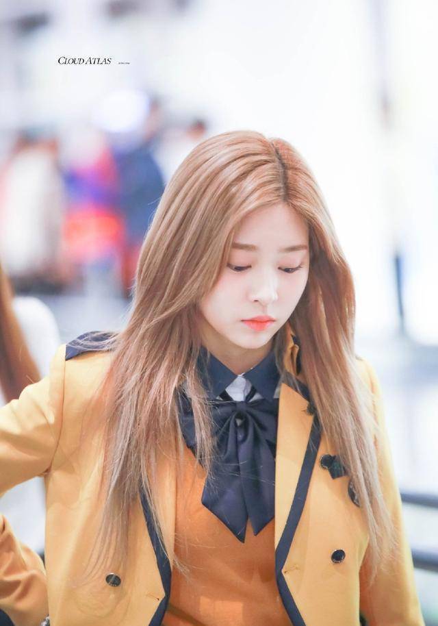 16岁女团成员退学,队友当天穿校服走机场,心机堪比火箭少女?