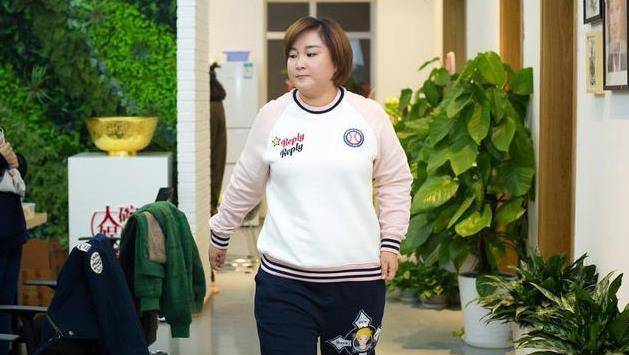 贾玲豪宅曝光,网友看到餐厅后开始不淡定,表示钱都花在吃的上了_冯巩