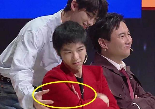 丁程鑫后背抱华晨宇,手上动作抢镜,完美诠释当爸和单身的区别_表演_玩