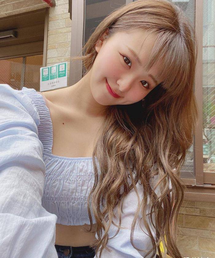 长相甜美,又会卖萌,而且身材很时尚,这样的青春美少女实在太迷人