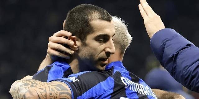 而肖银的做法是换下姆希塔良,留下失误频发的网红,但他出球太慢,整场