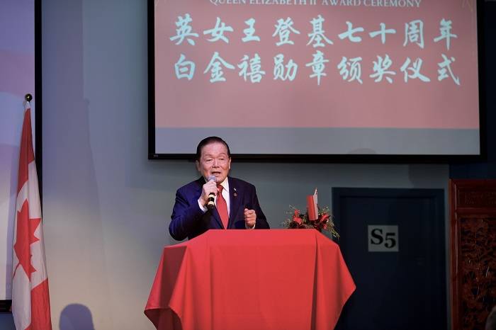 贵州苗族女孩陈芸荣获英女王白金禧徽章_加拿大政府_全球_女性