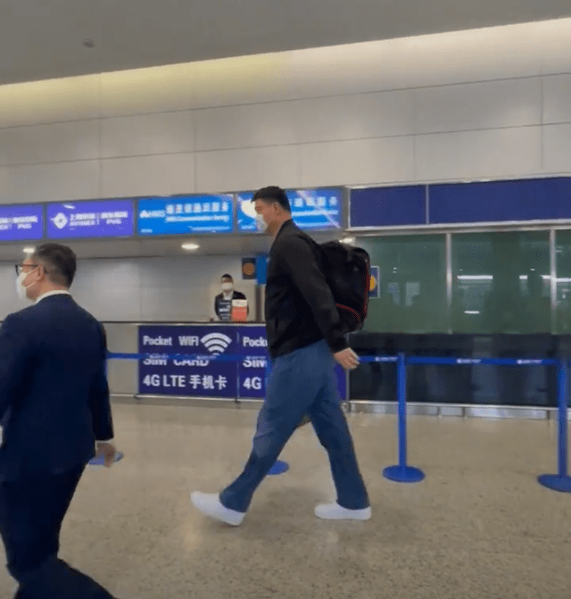 姚明回国之后首次露面,身穿便装步履矫健,退役后身材变胖了不少_新疆