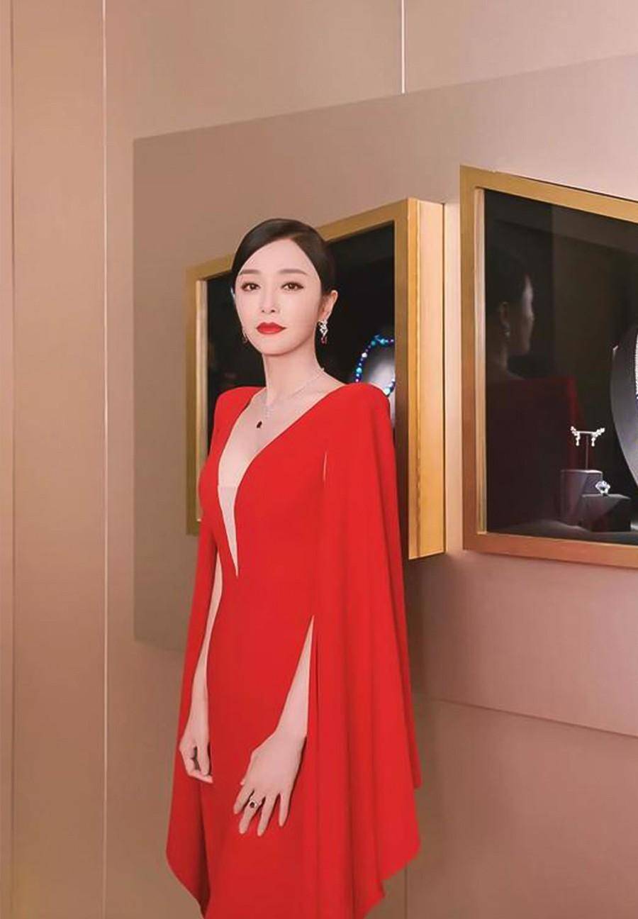 这组活动照片中,秦岚身穿一袭红色修身礼服长裙,整件礼服裙款式设计感
