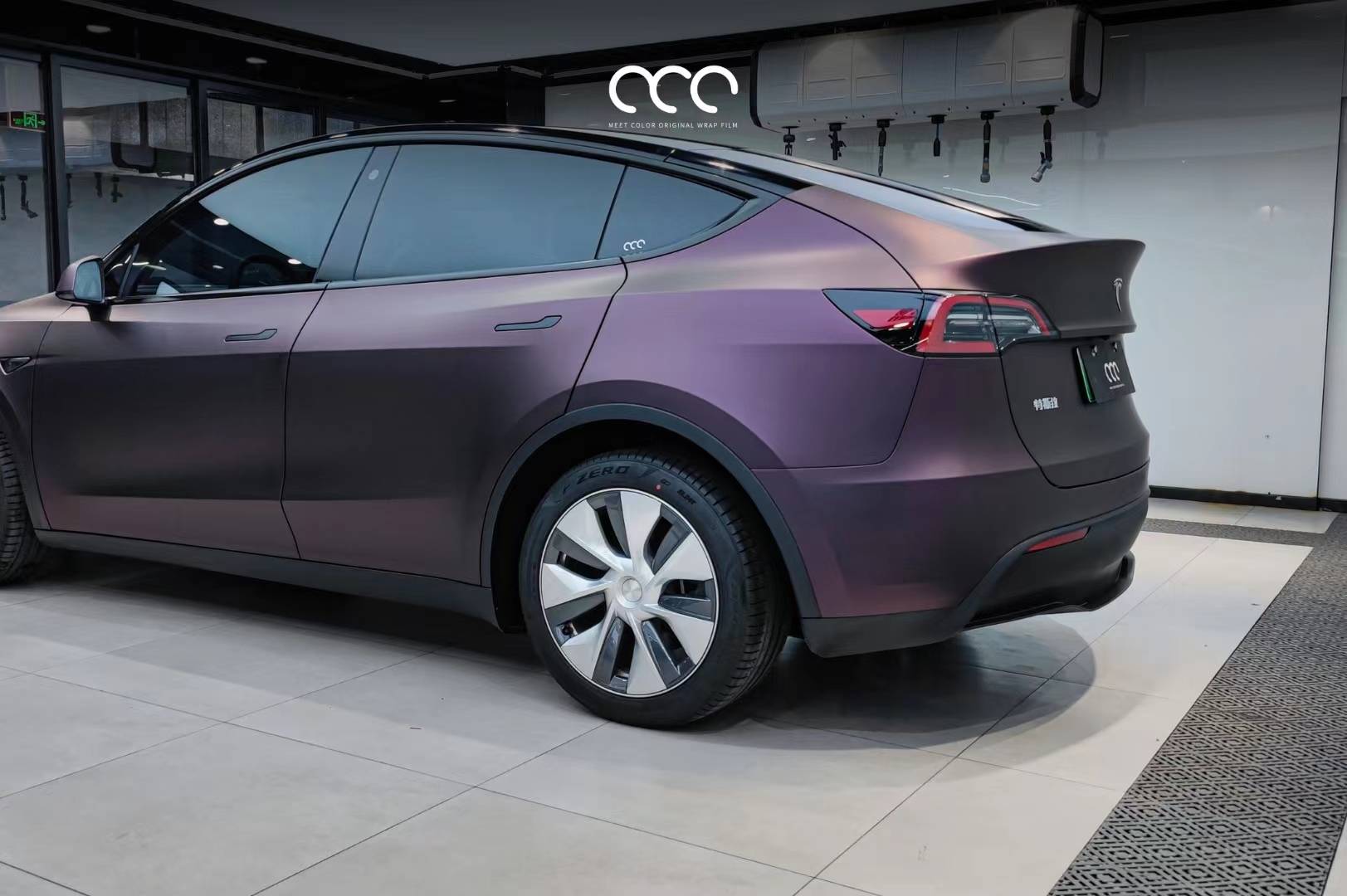 特斯拉model y漫彩改色膜超亚金属黑紫,优雅永不过时_全国