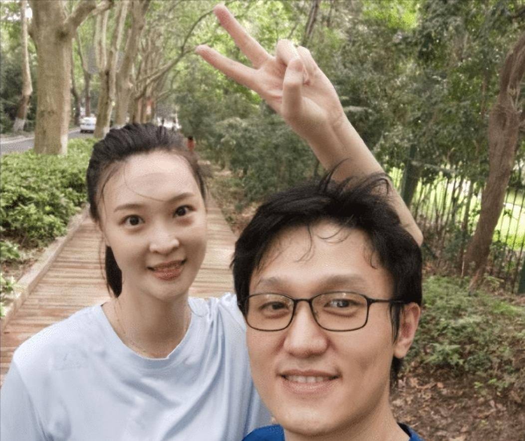 杨臻博2015年的时候在朋友圈发布了一张自己抱着流浪狗的照片,刚好